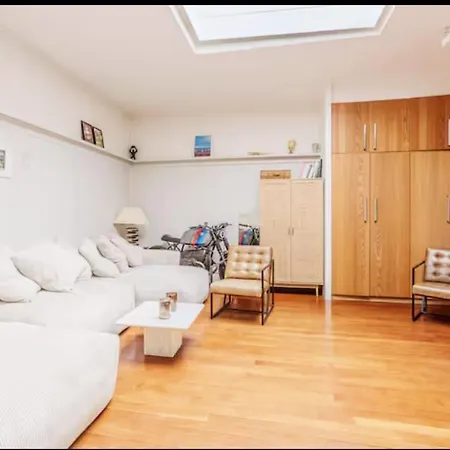 Bright Parisian Apartament Paryż