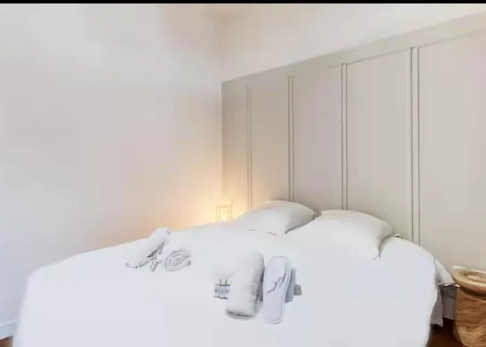 Bright Parisian Apartment *
