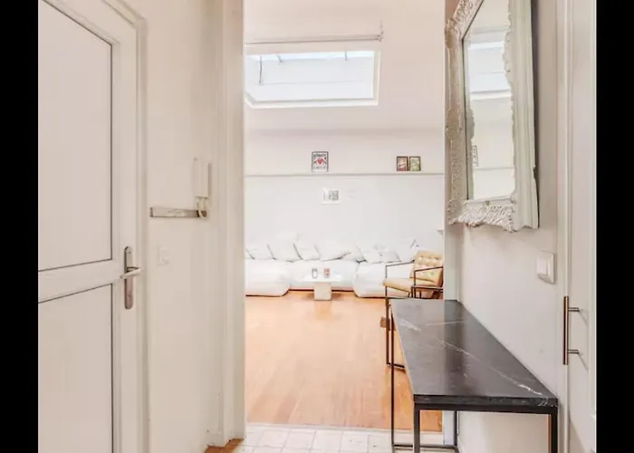 Bright Parisian Apartment *